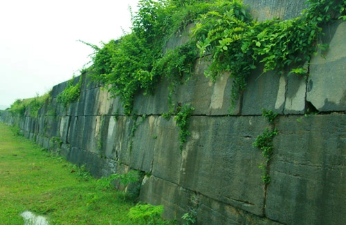 Đã tìm ra công trường khai thác đá xây thành Hồ