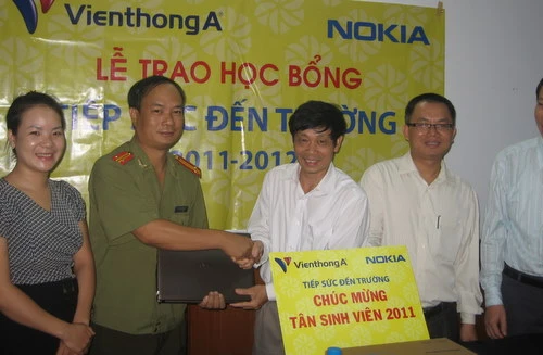 Tặng quà thủ khoa Đại học Khoa học Tự nhiên