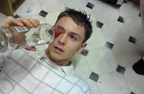 Nguy hại trò “tu” vodka bằng… mắt