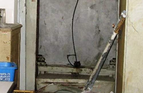 Thang máy bỗng nhiên “rơi tự do”