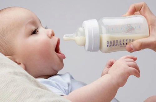 Không nên cai sữa mùa hè