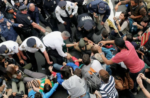 Biểu tình tiếp diễn, hơn 700 người bị bắt giữ