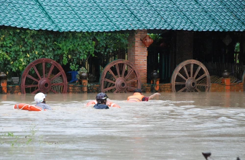 Mưa to lũ lớn chia cắt miền Trung