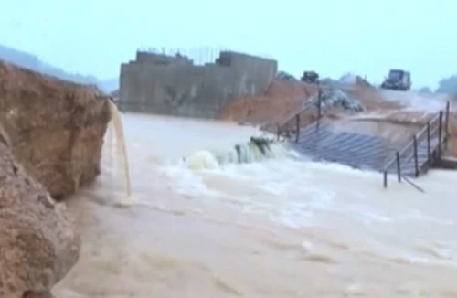 Hàng ngàn hộ dân bị chia cắt vì sập cầu