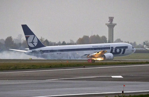 Máy bay hạ cánh bằng bụng, 231 người thoát chết