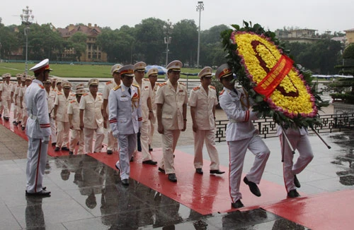 Viếng Chủ tịch Hồ Chí Minh và tưởng niệm các Anh hùng liệt sỹ 