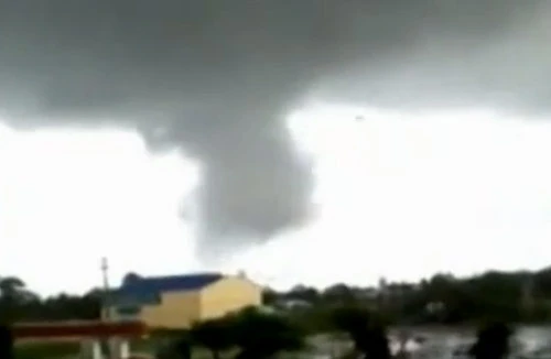 Lốc xoáy tàn phá hơn trăm căn nhà ở Cần Thơ