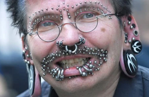 Người đàn ông có nhiều khuyên nhất