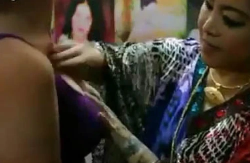 Bơm ngực… bằng tay ở Thái