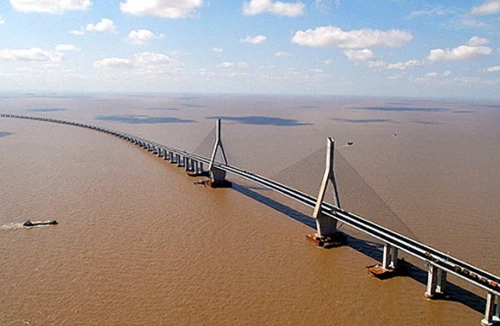 Xây cầu dài nhất qua sông Hồng