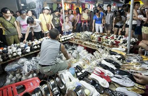 Mua hàng hạ giá: Vừa thích, vừa lo