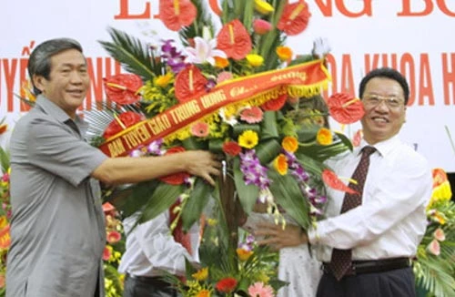 Xây dựng ngành khoa học chính trị trên nền tảng vẻ vang của dân tộc