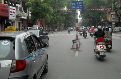 Ôtô bên này, xe máy bên kia…