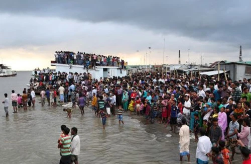 Lật phà ở Bangladesh, hàng trăm người thoát chết 