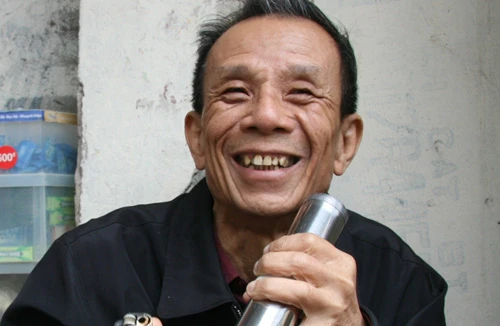 Nên duyên bởi… cái khăn mù xoa!