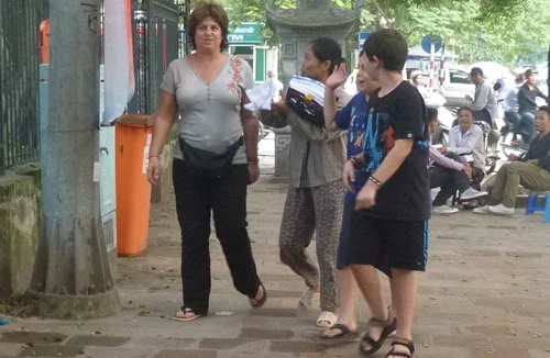 Đeo bám để “chém” du khách