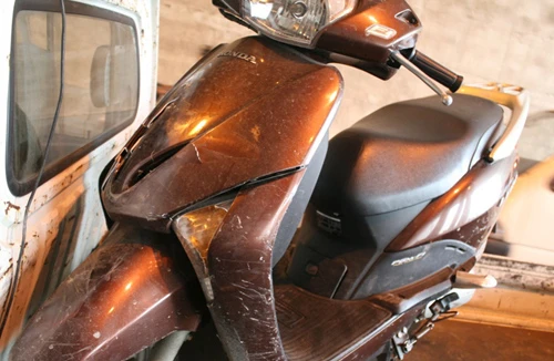 Xe máy tông ô tô trong hầm Kim Liên 