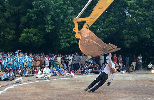 Khiêu vũ với xe xúc đất
