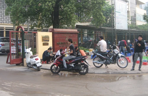 Chợ trước cổng trường đại học 