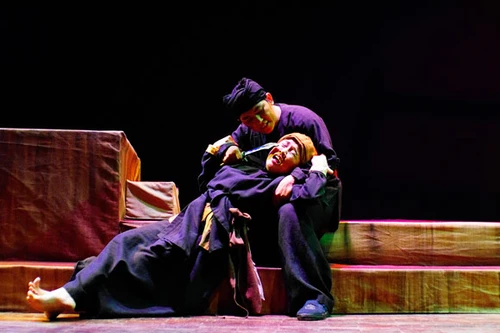 Người cười phải cao hơn tiếng cười 