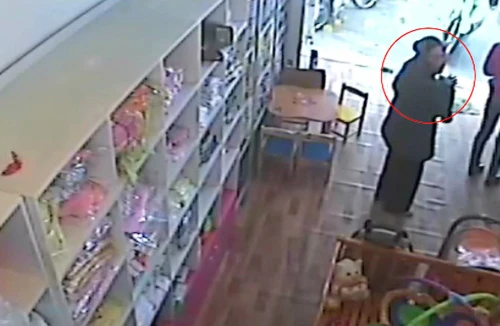 Trộm cắp "qua mặt" camera tại cửa hàng đồ trẻ sơ sinh