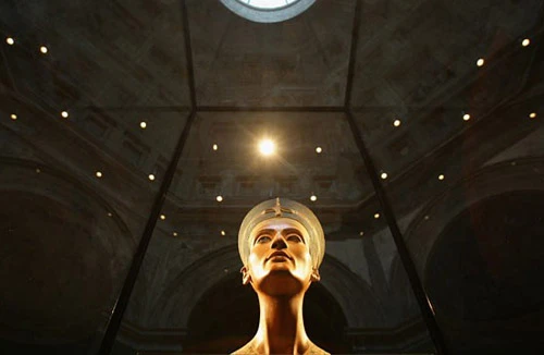 Sóng gió quanh “nàng Nefertiti”