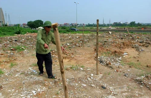 Lại đổ trộm bùn lấp nghĩa trang