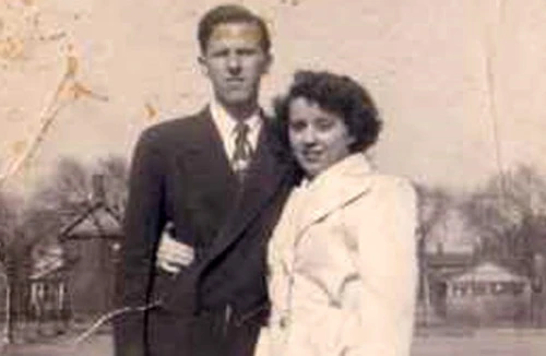 Nhờ đưa tro cốt cha mẹ… đi du lịch