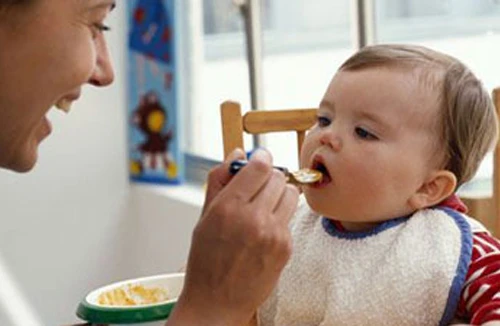 Cho trẻ tập ăn dặm khi nào?
