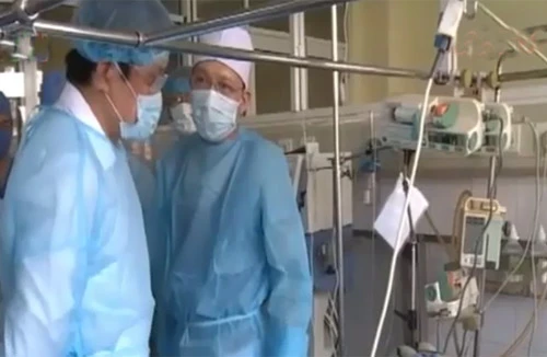 Chủ tịch nước thăm các chiến sỹ bị thương trong vụ máy bay rơi