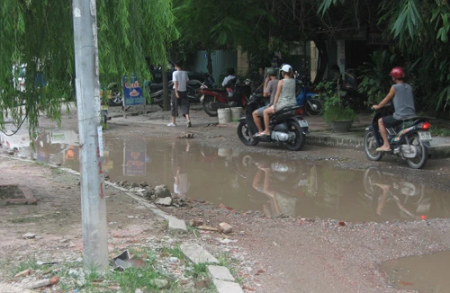 Đường ven hồ Ba Mẫu thua đường… làng!?