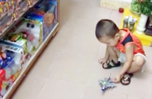 Bé trai vỡ thủy tinh thể sau vụ nổ pin đồ chơi 