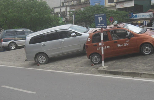 Đỗ xe trên… dốc