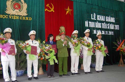 8 nghiên cứu sinh được cấp bằng tiến sĩ