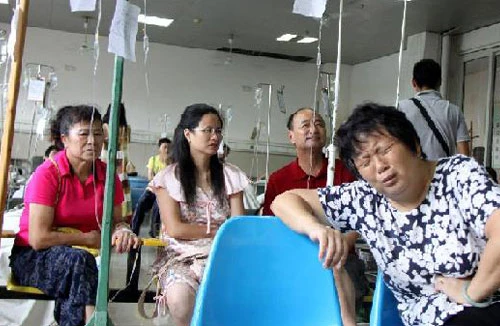 Hơn 220 người nhập viện do ăn tôm nghi nhiễm E.Coli