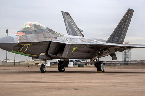 'Chim ăn thịt' F-22 Raptor Mỹ xuất hiện chắp vá sau sự cố sập càng