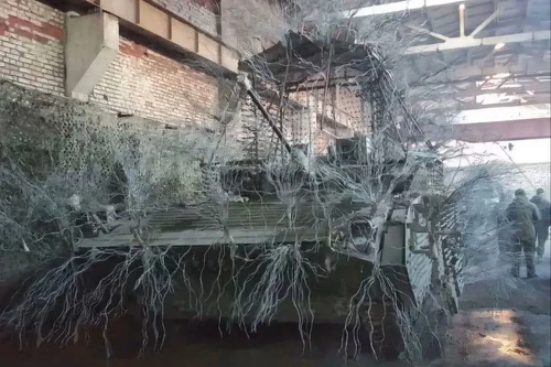 Thiết giáp 'nhím sắt' của Nga thúc thủ trước drone FPV Ukraine