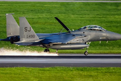 'Đại bàng tấn công' F-15E Mỹ rơi bánh, mài tóe lửa đường băng căn cứ Nhật