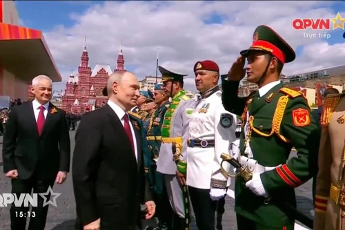 Chiến sĩ QĐND Việt Nam trang bị súng AK-74M duyệt binh ở Quảng trường Đỏ