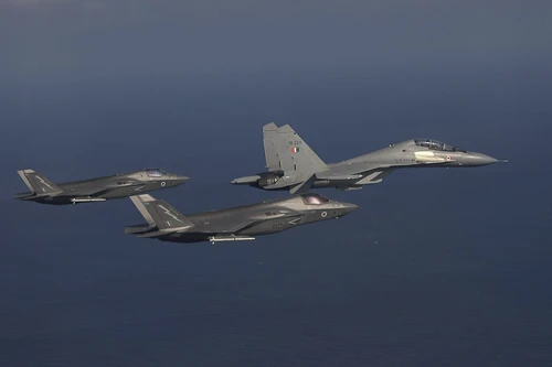 Tiêm kích Su-30MKI Ấn Độ tập đánh cận chiến với F-35B Anh