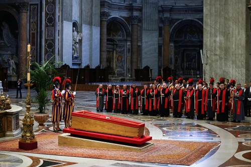 Đội cận vệ canh gác linh cữu Giáo hoàng Francis là ai?