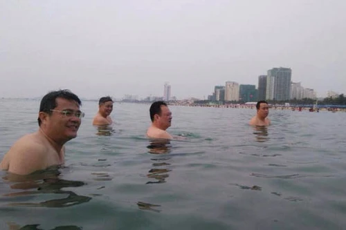 Đà Nẵng: Lãnh đạo Sở chăm tắm biển để dẹp tin đồn ô nhiễm