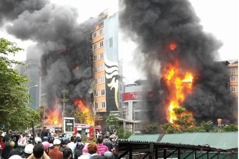 Cháy dữ dội 3 căn nhà 7 tầng tại phố Trần Thái Tông