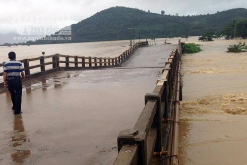 Ca nô bất ngờ bị lật khi đi cứu hộ, 7 chiến sĩ Công an may mắn thoát nạn