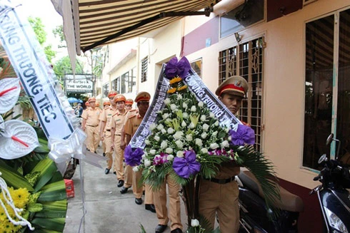 CSGT Đà Nẵng tiễn đưa cậu bé ung thư xấu số