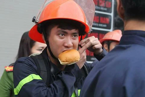 Hình ảnh bình dị của những người lính cứu hỏa quả cảm trong vụ cháy quán karaoke 68