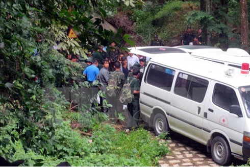 Chuyển xác máy bay EC130T2 xuống núi bàn giao cho Binh đoàn 18