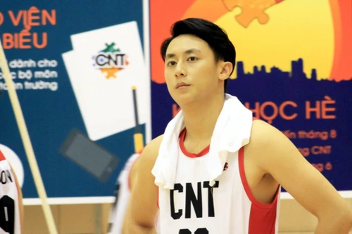 Hé lộ loạt ảnh "nam thần bóng rổ" vạn người mê của Rocker Nguyễn