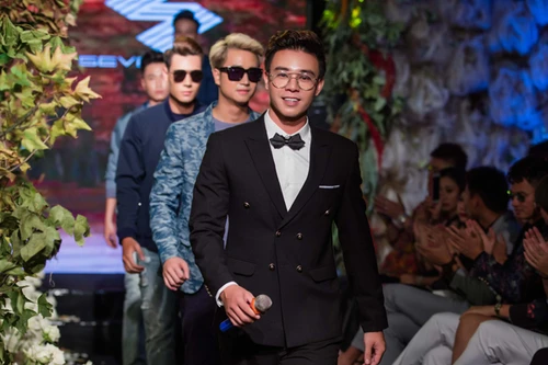 Ca sĩ Đông Hùng bất ngờ làm vedette trong fashionshow của "bà trùm" Hạ Vy
