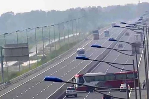 Xe khách đi ngược chiều trên cao tốc Hà Nội – Hải Phòng bị phạt 7,5 triệu đồng 